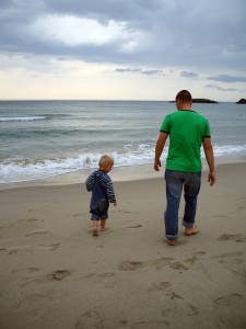 papá e hijo en playa
